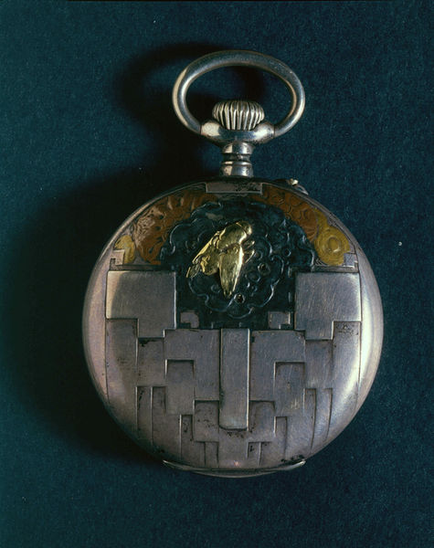 Часы дизайна Ле Корбюзье, выставленные в швейцарском отделе Международной выставки в Милане. 1906