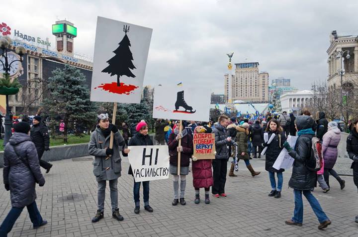 Художник, член группы Р.Э.П. Никита Кадан среди художников и активистов на «Евромайдане». Фото: Саша Бурлака