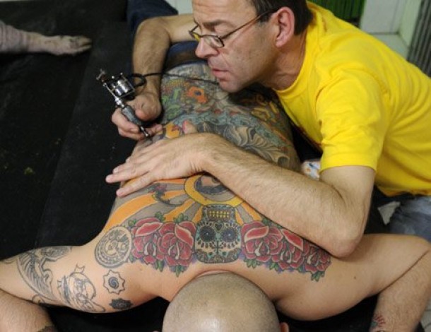 Вим делает татуировку Тиму Стейнеру (Tim Steiner). 2006. Courtesy Studio Wim Delvoye