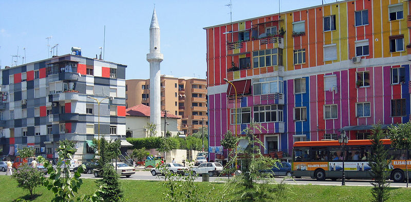 Раскрашенные дома на берегу реки Лана, Тирана. Источник: readtiger.com