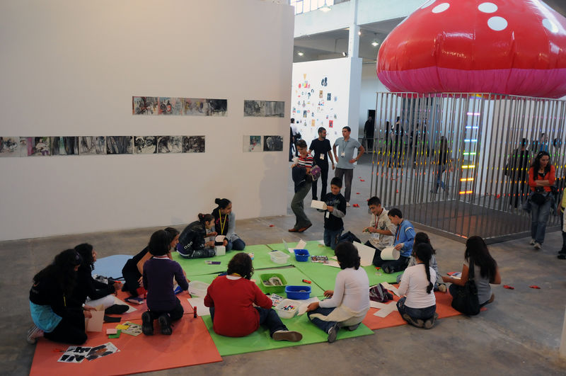 Занятие в рамках программы «Дети встречают биеннале» 11-й Стамбульской биеннале. 2009. Фото: Ilgin Erarslan