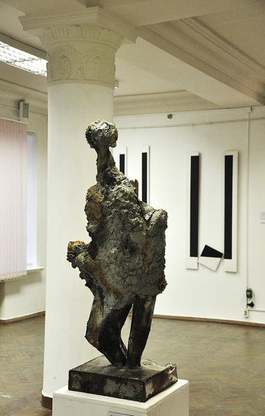 Скульптура Ивана Горшкова на выставке CONTRA MATER, октябрь 2011