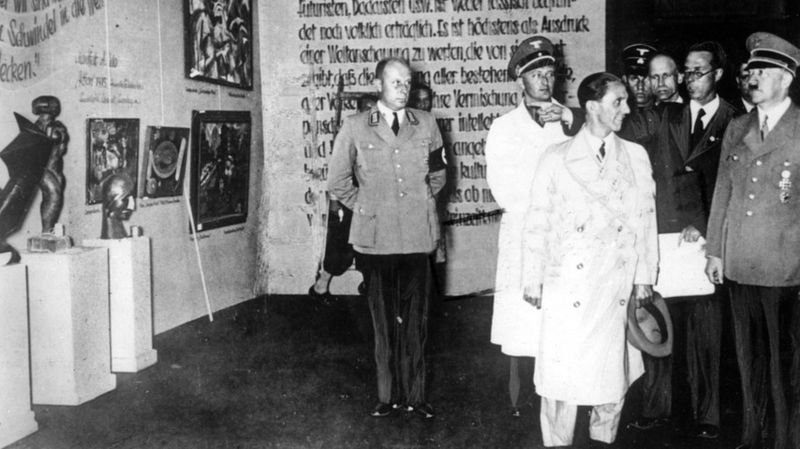 Йозеф Геббельс и Адольф Гитлер во время экскурсии по выставке «Дегенеративное искусство». 1937, Мюнхен. Источник: br.de