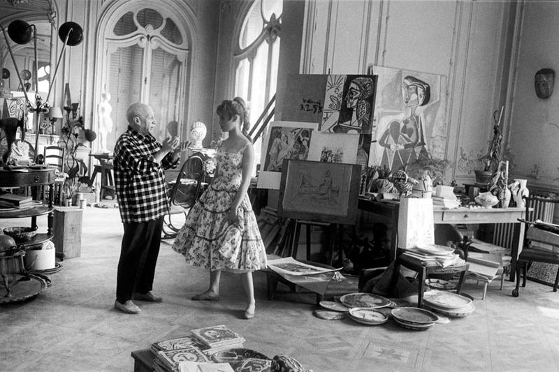 Пабло Пикассо и Брижит Бардо в студии художника. 1956. Фото: Jerome Brierre/Getty Images
