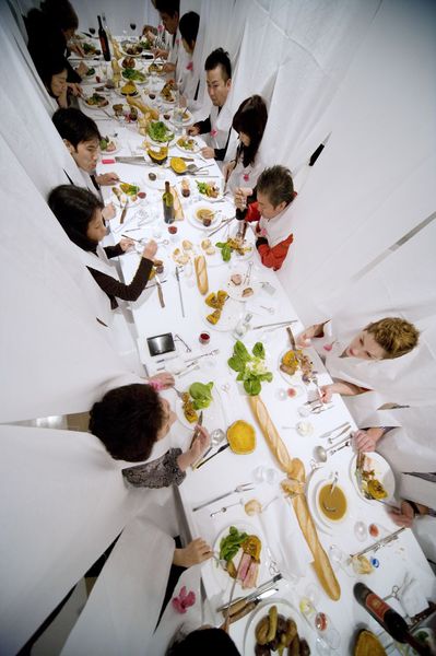 Марейе Вохелзанг. Перформанс «Общий обед». Токио. 2008. © Studio Marije Vogelzang