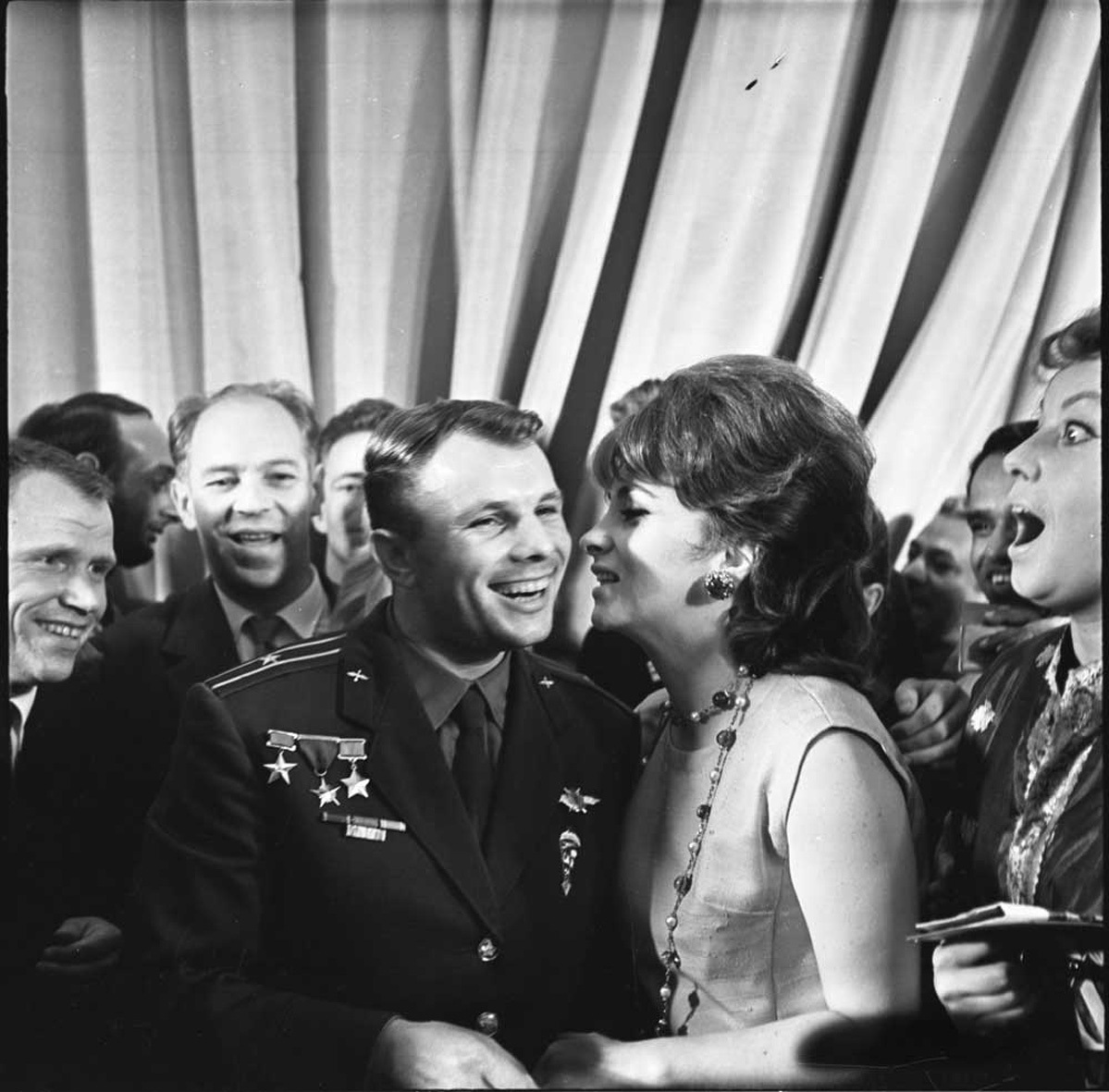 Приезд звезды. Гагарин и Джина Лоллобриджида фото. Джина Лоллобриджида целует Юрия Гагарина.