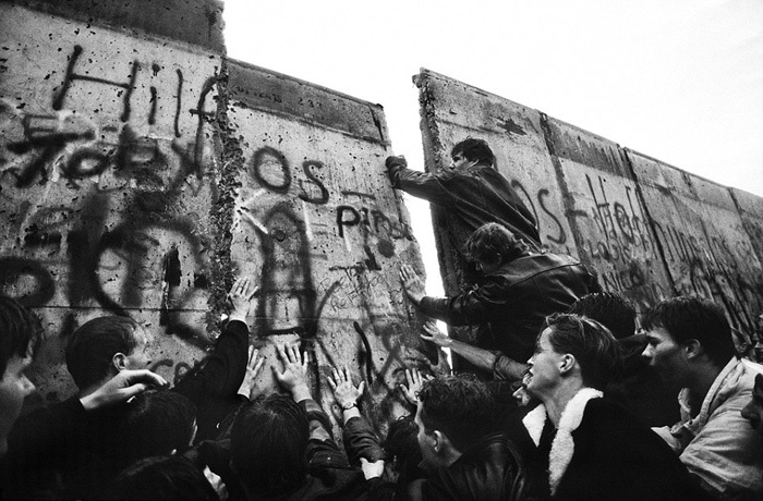 Первый блок Берлинской стены, выломанный толпой утром 10 ноября 1989 года. Фото: © Tom Stoddart / Getty Images
