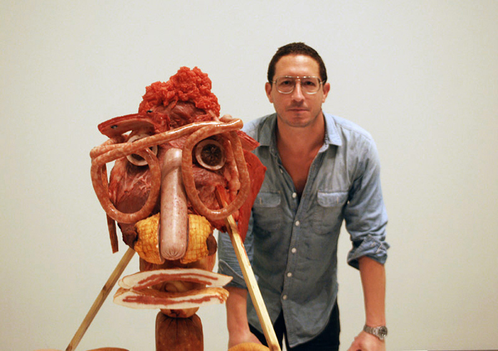 Тони Мателли и его скульптура «Голова из мяса». Фото: Louise Steiwer. Courtesy Студия художника и галерея Гари Татинцяна